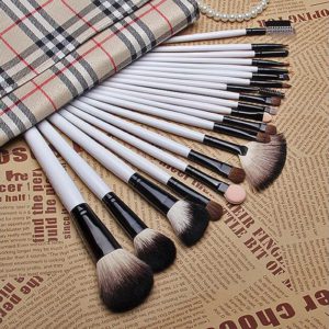 Complete Professional Makeup Brush Set With 20 Brushes And A Case