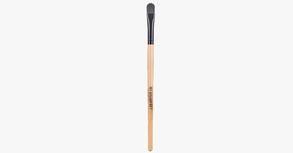 Large Eye Shadow Brush With Wide Sized Bristles Effectively Blends Your Eye Shadow