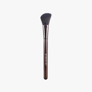 Precise Angled Contour Brush Gives Professional Contouring And Coverage